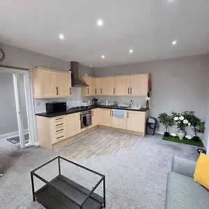 Lovely & Peaceful 2 Bedroom With En-suite, Leith, Apartment