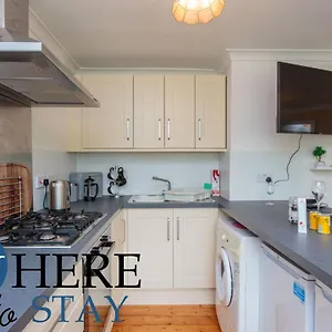 Lovely By The Hillwood Park-free Parking Apartment